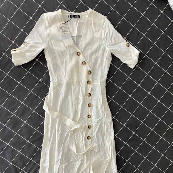 zara trf white dress Trafaluc Ruffle Tank Sleeve with Low Back NWT- Size S Gathered detail at waist Zara trf mini dress -